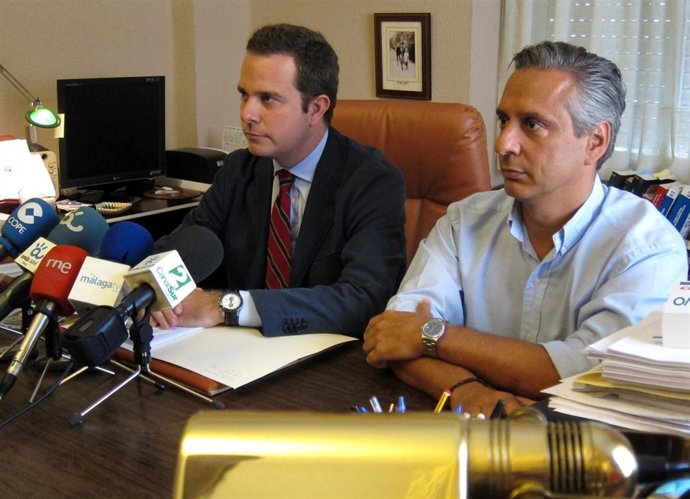 El Letrado Luis Vericat Y Uno De Los Afectados Por El Cierre Del Espacio Aéreo