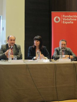 Micaela Navarro Y Los Representantes De La Fundación Vodafone En La Presentación