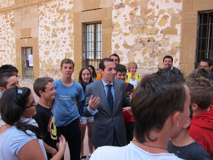 El Consejero De Asuntos Sociales, Salvador Victoria En Un Campamento De Verano