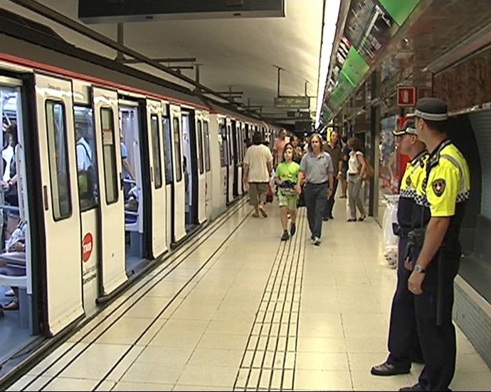 Dos Agentes De La Guardia Urbana Patrullan En El Metro De Barcelona