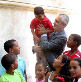 Griñán Con Los Niños Saharauis De 'Vacaciones En Paz'