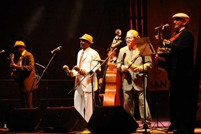 Ricardito Ortiz Y Típico Oriental Cubano Actúan En El Festival De Poesía