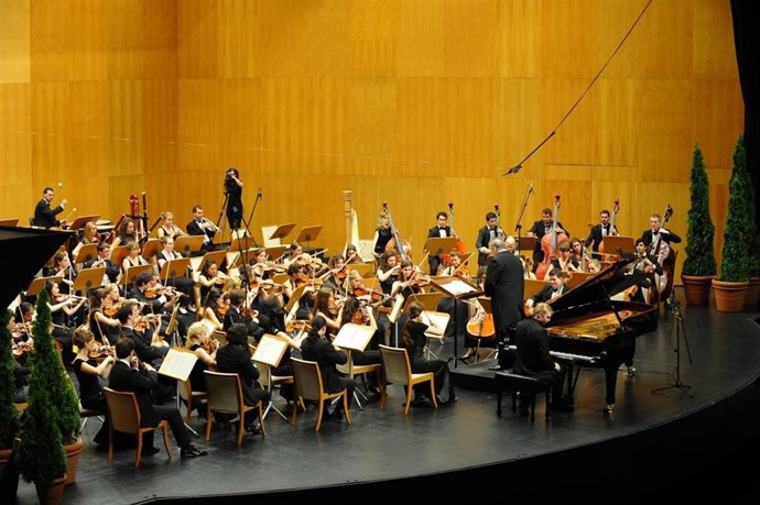 Peter Csaba Dirigiéndo A Los Jóvenes Participantes Del Encuentro 