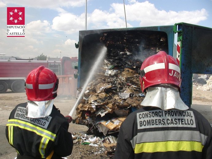 Incendio Industrial En Una Planta De Reciclaje De Benicarló (Castellón).