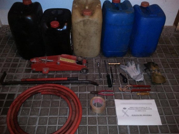 Material Intervenido Para Sustraer Gasoil En Sigüeiro.