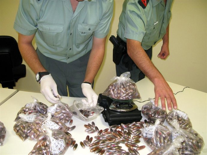 Agentes De La Guardia Civil Interceptan 12 Kilos De Hachís