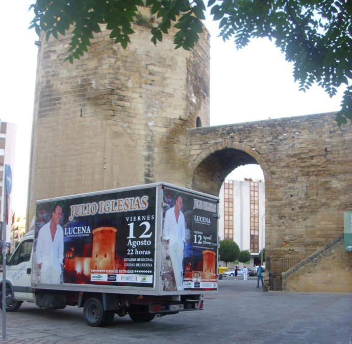 Camión Publicitando El Concierto De Julio Iglesias