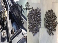 A prisión por transportar 184 bellotas de hachís en el motor de su coche