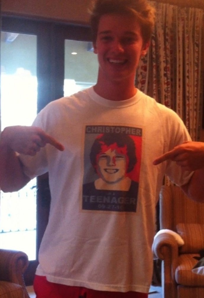 Patrick Schwarzenegger Con Una Camiseta Con La Cara De Su Hermano