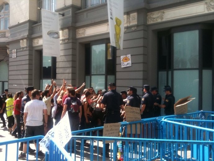 Forcejeo Entre Manifestantes Y Policías En Las Cercanías Del Congreso