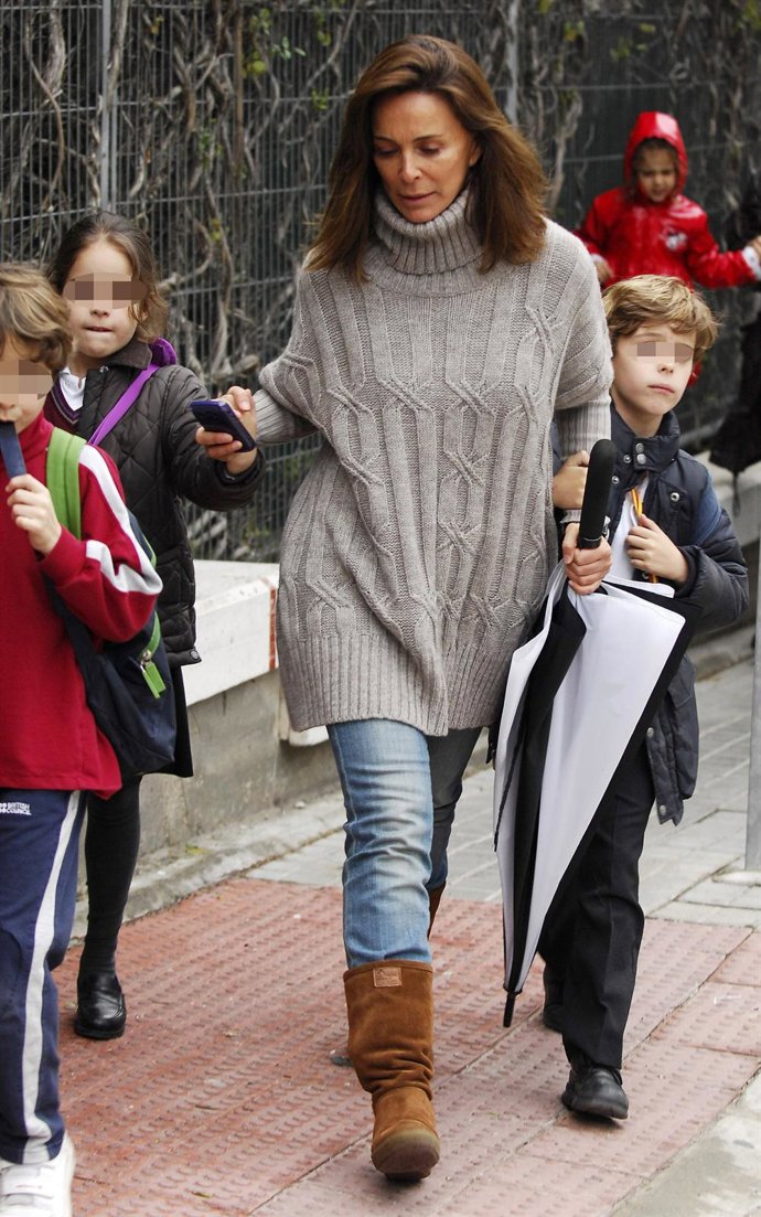 Lydia Bosch Recogiendo A Sus Hijos Del Colegio 