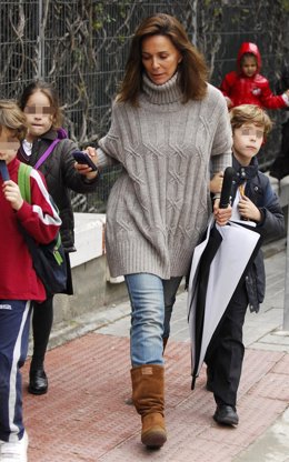Lydia Bosch Recogiendo A Sus Hijos Del Colegio 