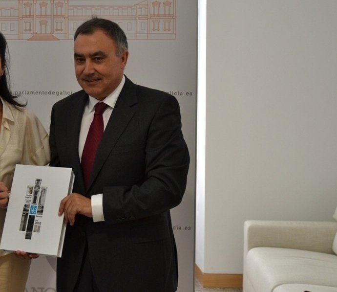 El Fiscal Superior De Galicia, Carlos Varela, Con La Memoria De La Fiscalía 2010