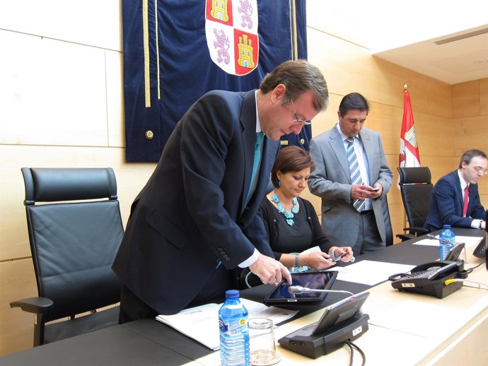 Antonio Silván A Su Llegada A La Sala De Comparecencias De Las Cortes