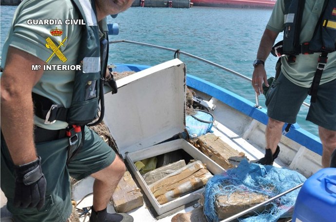 Los Agentes Extraen Los Fardos De Hachís De La Bodega Del Pesquero 