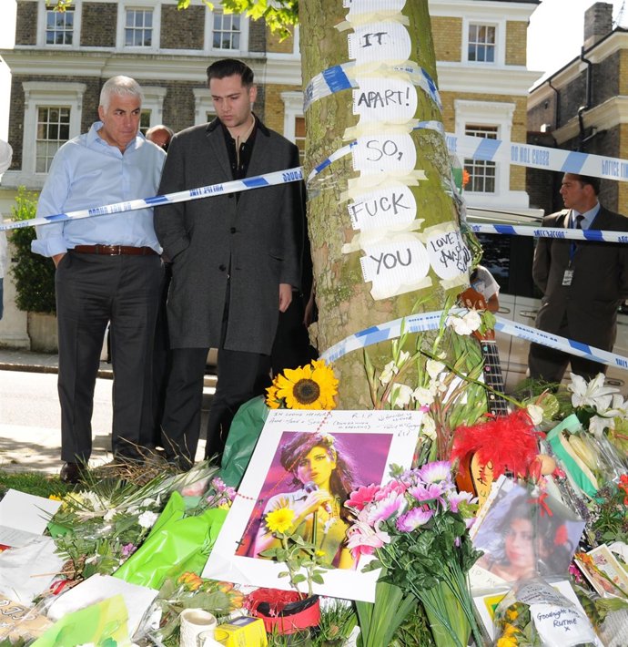 Reg Travis Y El Padre De Amy Winehouse En El Santuario