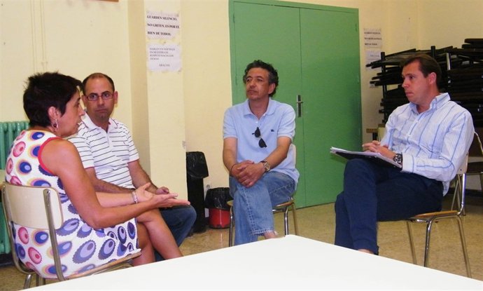 Los Concelajes Del PSOE De Valladolid Conversan Con Una Trabajadora Del CEAS 