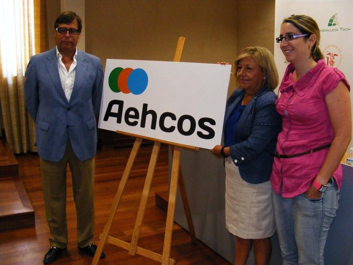 Escribano Junto A La Creadora Del Logotipo Y La Vicerrectora De La UMA