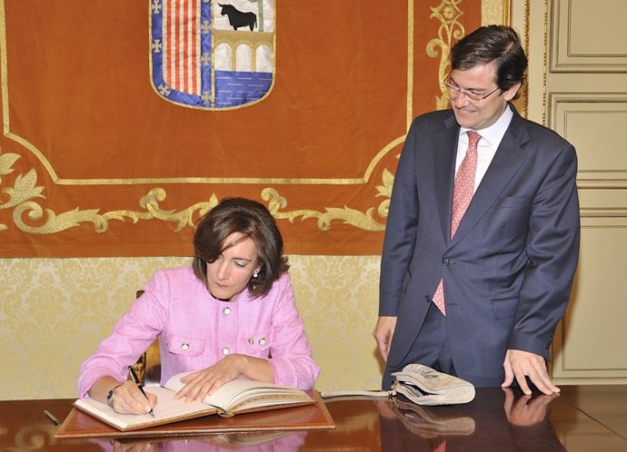 Cirac Firma En El Libro Del Ayuntamiento Ante Mañueco
