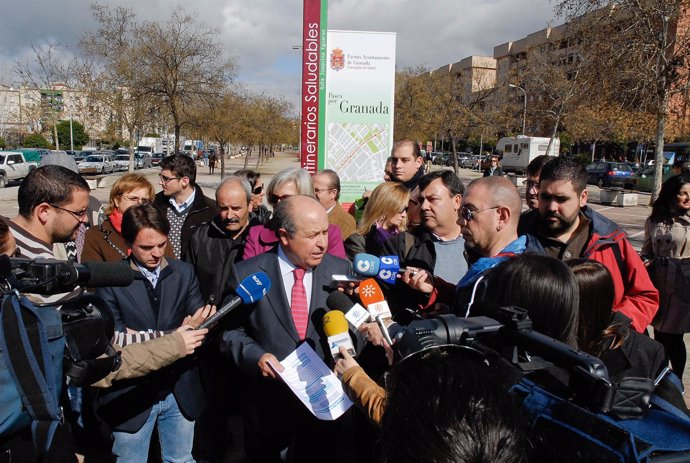 El alcalde de Granada, José Torres Hurtado, atiende a los medios de comunicación