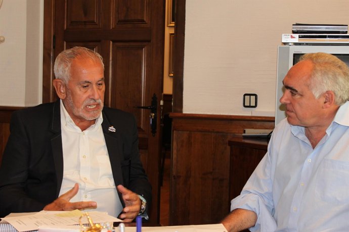 El Presidente De La Fundación Titánic, Jesús Ferreiro, Y Pedro Acedo