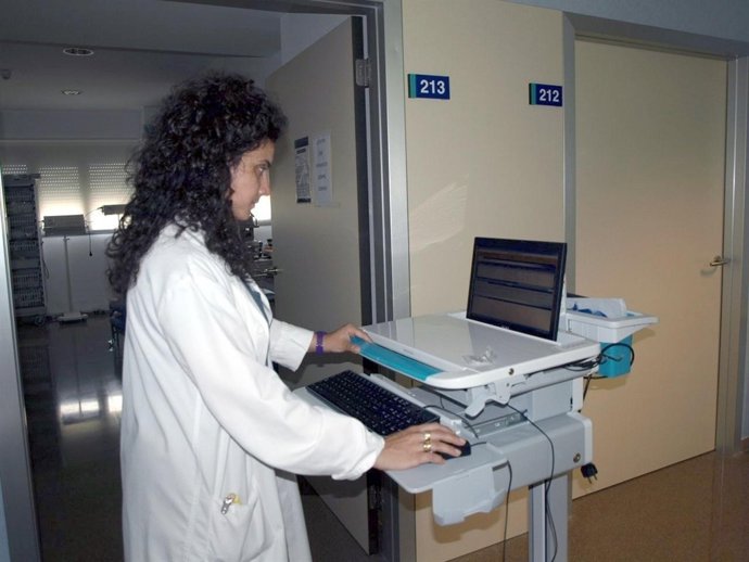 Doctora Usando La Conexión Wi Fi Del Hospital De Tomelloso Por EP Y Hospital De 