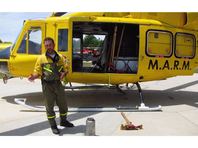 Brigadista Frente A Un Helicóptero Contra Incendios Del MARM