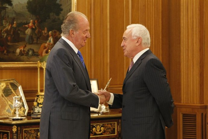 El Rey Con El Presidente De La Asociación Española De Banca