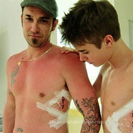 Justin Bieber Y Su Padre Al Hacerse Tatuajes