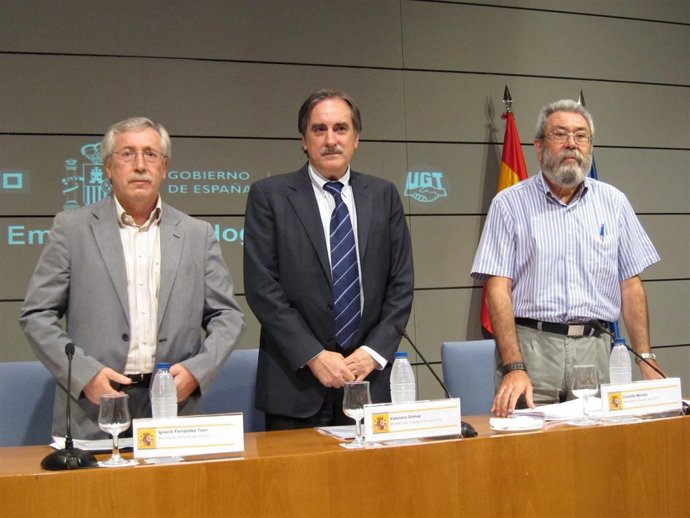 El Ministro De Trabajo, Valeriano Gómez, Junto A Toxo Y Méndez