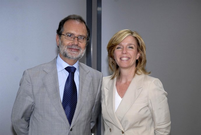 Francisco Javier Vieira Y Regina Plañiol Antes De La Reunión
