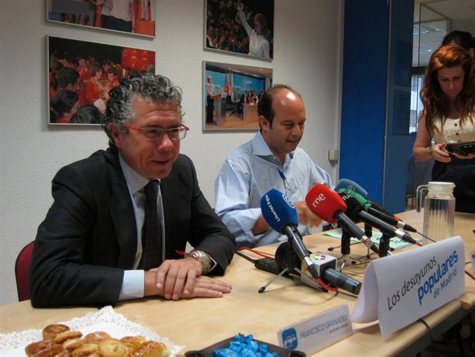 Granados Y Rollán Antes De Comenzar El Desayuno