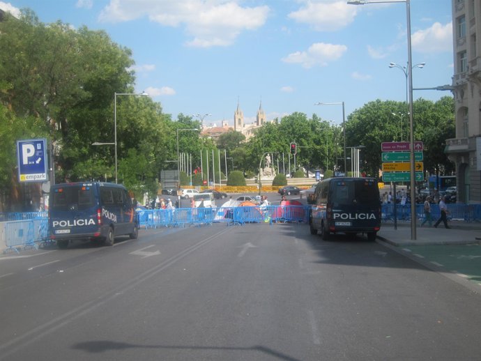 Furgones Policiales En La Plaza De Neptuno Con Carrera De San Jerónimo