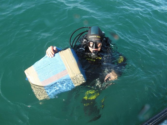 Buzo De La Guardia Civil Recupera Un Fardo De Hachís