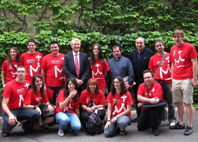 Emilio Del Río Junto Algunos De Los Voluntarios De Las JMJ