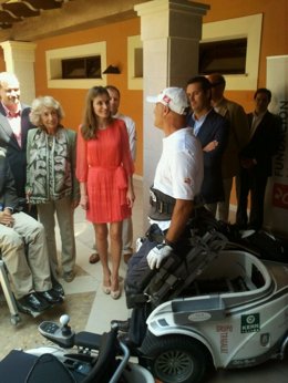 Doña Letizia Visita Un Vehículo 'Paragolfer'