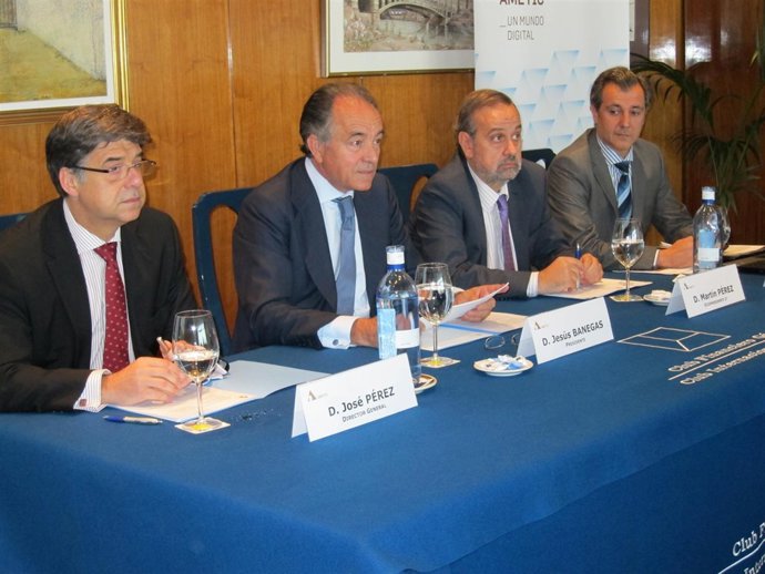 Jesús Banegas (Presidente) Junto Con El Resto De Directivos De Ametic