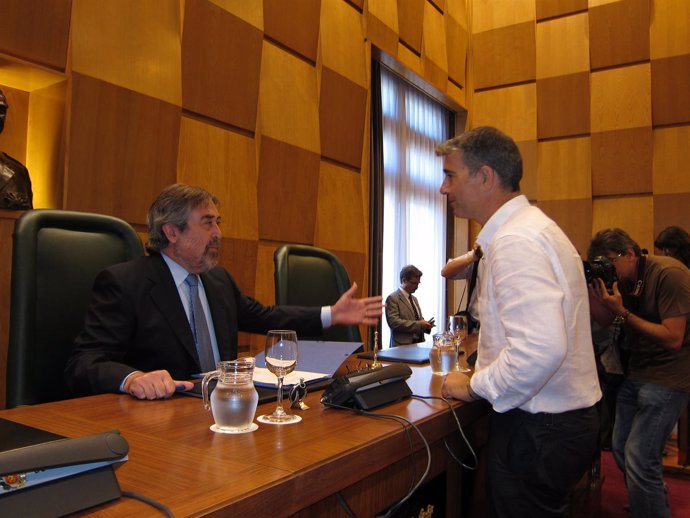 El Alcalde De Zaragoza Alberto Bellón Habla Con Juan Martín (CHA)