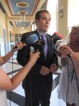 José Antonio Nieto atiende a los medios