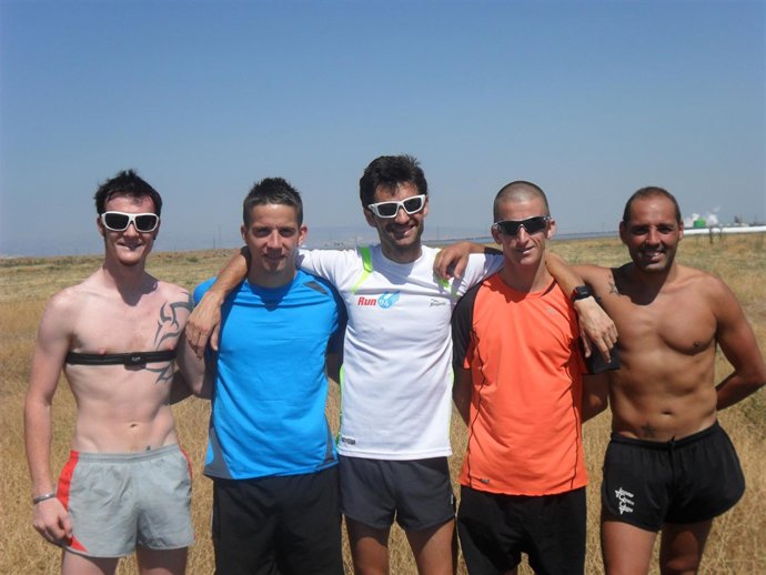 Paquillo Fernández Junto A Un Grupo De Atletas Internacionales