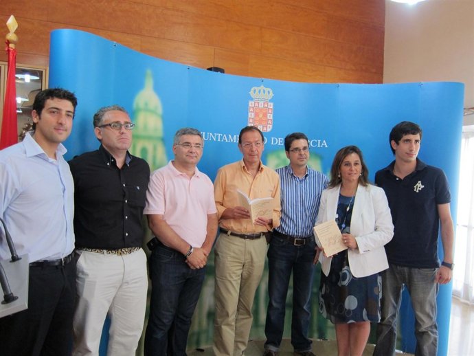 Cámara Y Zamora, Con Sendos Libros En Las Manos