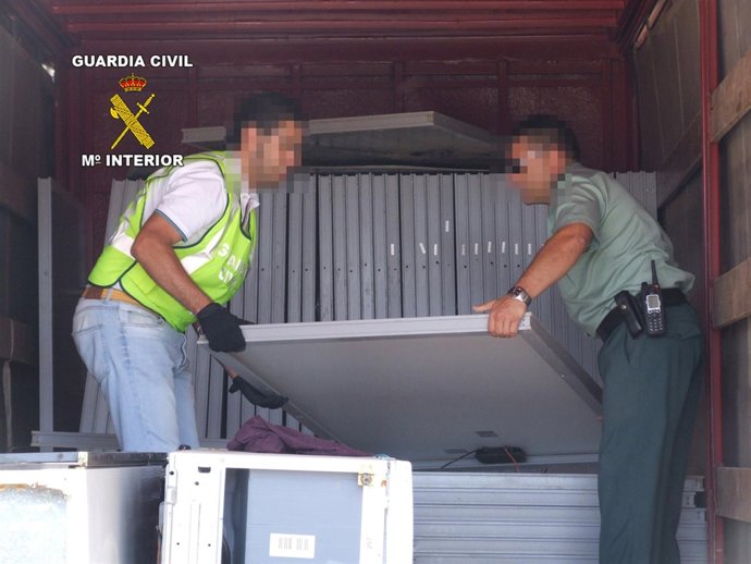 Guardias Civiles, Con Las Placas Incautadas