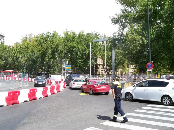 Un Policía Regula El Tráfico En La Plaza Paraíso En Zaragoza