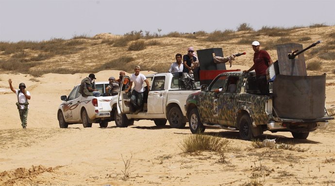 Rebeldes Libios Merodeando Por El Desierto De Libia