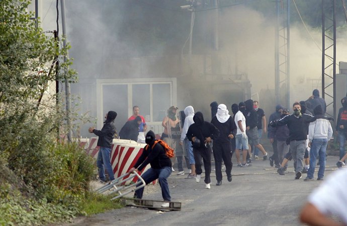 Extremistas Serbokosovares Incendian Un Puesto Fronterizo 