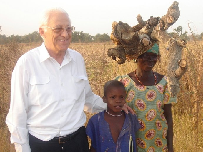El Padre Ángel Junto A Una Mujer Y Un Niño Refugiados En África