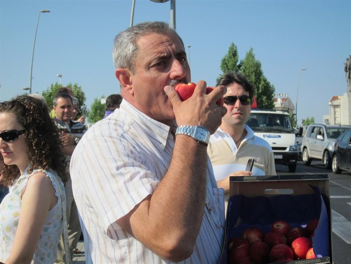 Bibiando Serrano Comiendo Y Repartiendo Fruta