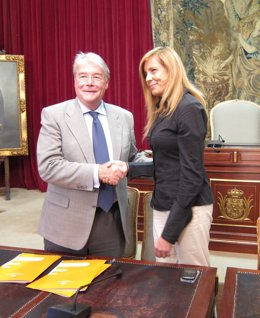 Carreto Y Alarcón Se Saludan Antes De Firmar