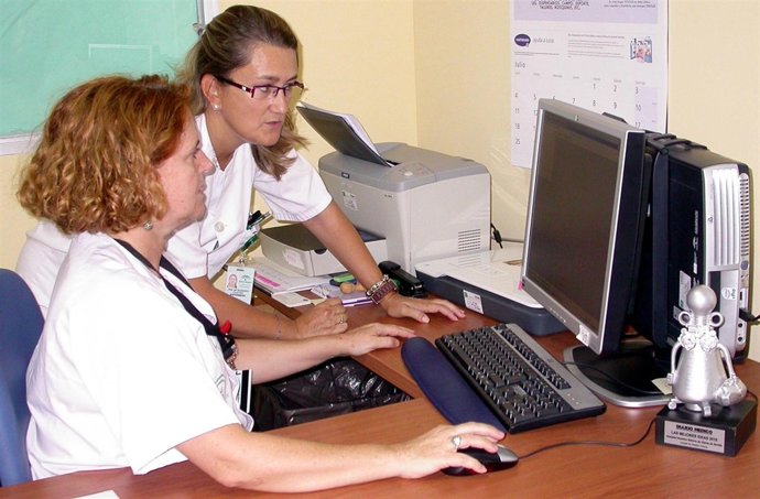 Dos Profesionales Del Hospital De Valme De Sevilla