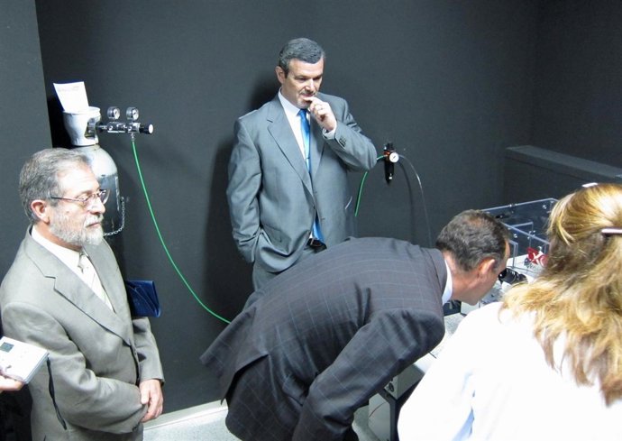 Vadillo Observa A Través Del Microscopio En Presencia De Sacristán Y Balsinde